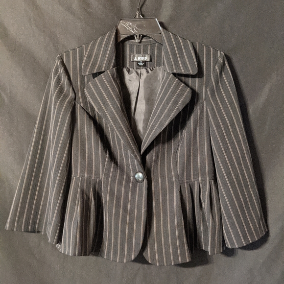 2 piece suit - Picture 2 of 8